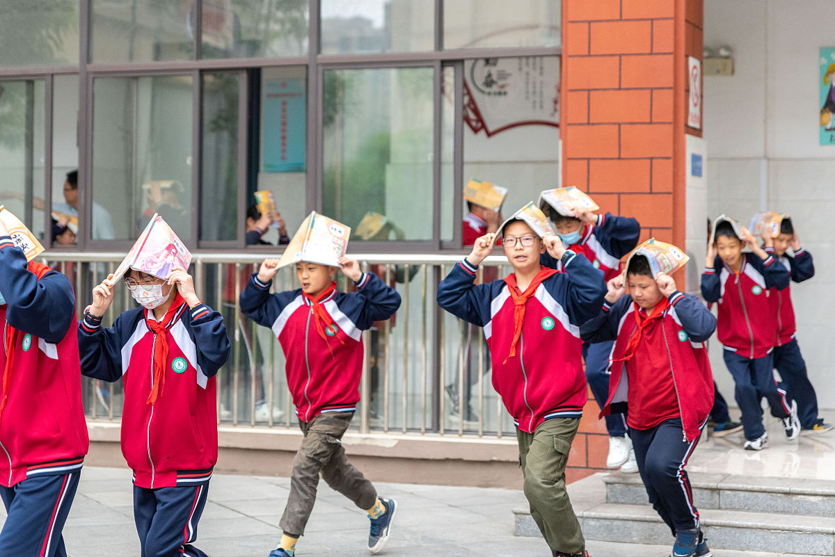 2021年5月12日,安徽省合肥市肥东县东城实验小学学生们在有序逃生疏散
