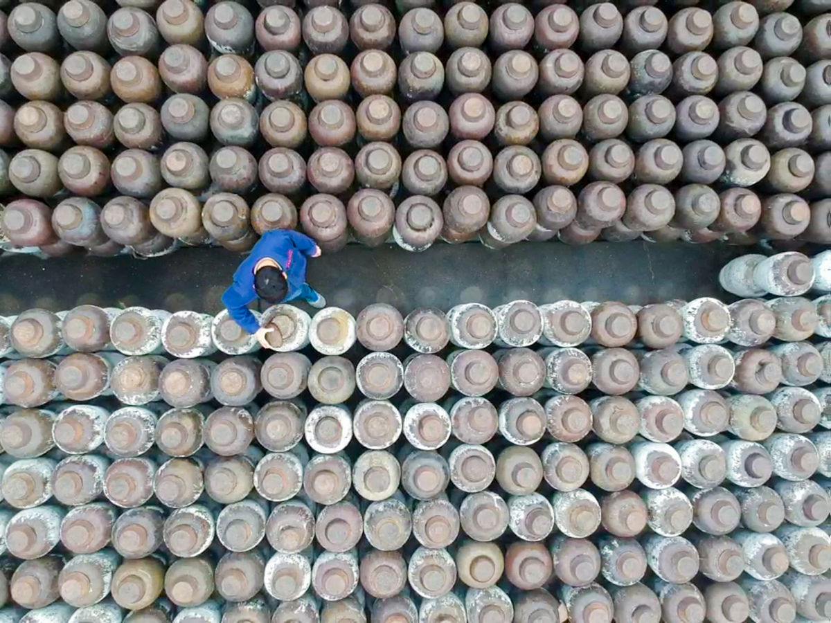 改写这句话：与饱和溶液中结晶生成固体的沉淀过程不同表面沉淀通常强调非饱和溶液条件下由固体表面诱导产生的沉淀过程。