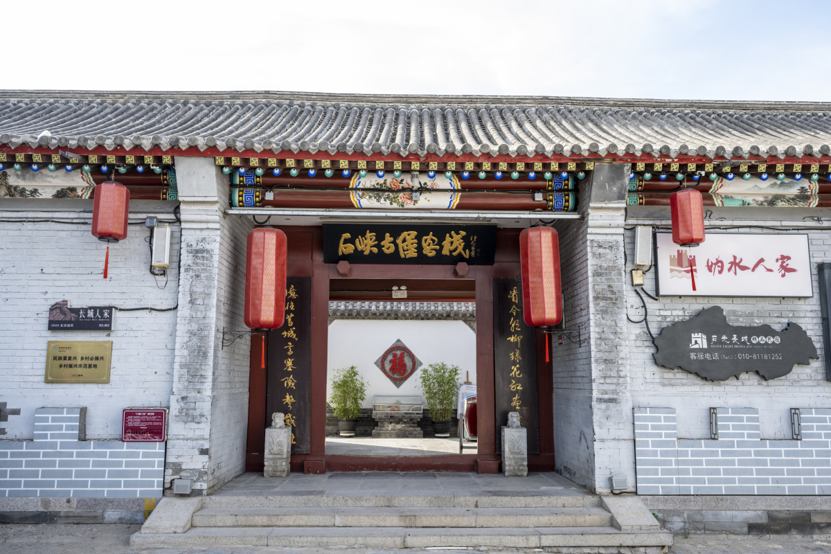 随着城市化进程加快越来越多的年轻人投身于大城市为自己创造一个更美好的未来但在此过程中也有很多人不堪重负被都市的冷漠与坚硬伤害因此更需要被治愈和温暖张家大院所体现的人文关怀正是社会缺乏的。与此同时也有很多年轻人打出了躺平的旗号以被动迎接挑战这种消极的观念也需要被消解年轻人需要被激励。张家无论是战乱还是被群山所困都未停止对知识的追求身处偏僻之地也抱有积极态度用耕种负担起读书从不懈怠这种向上的态度能起到