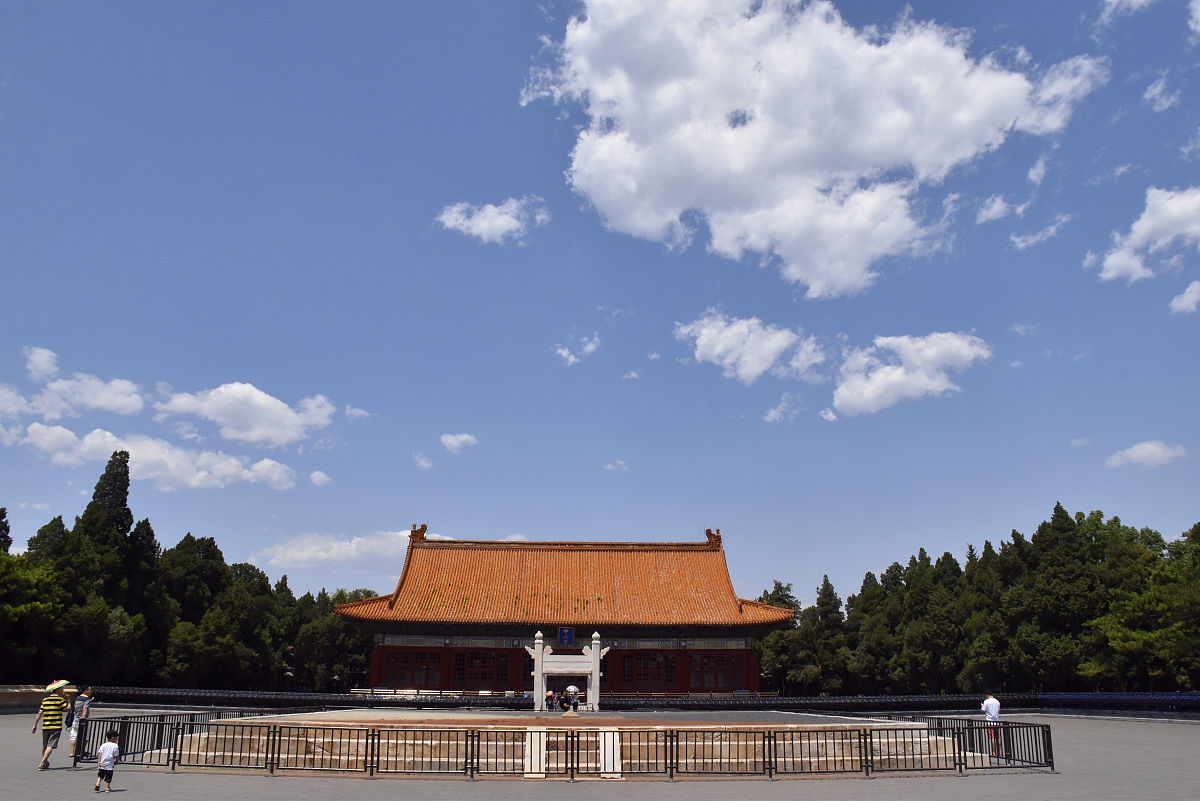 2019年6月8日,北京开启"高清美颜模式",中山公园上空的蓝天白云美如画