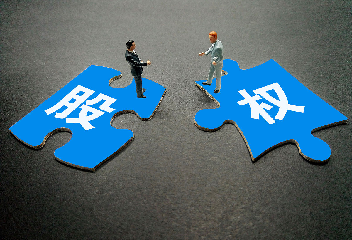 帮我把下面的文字换一种方式论述：一、股权在公司内部可以自由转让。二、股权对外转让要经过过半数股东的同意此处的数指的是股东人数而非股东表决权。三、对外转让股权时股东享有优先购买权。