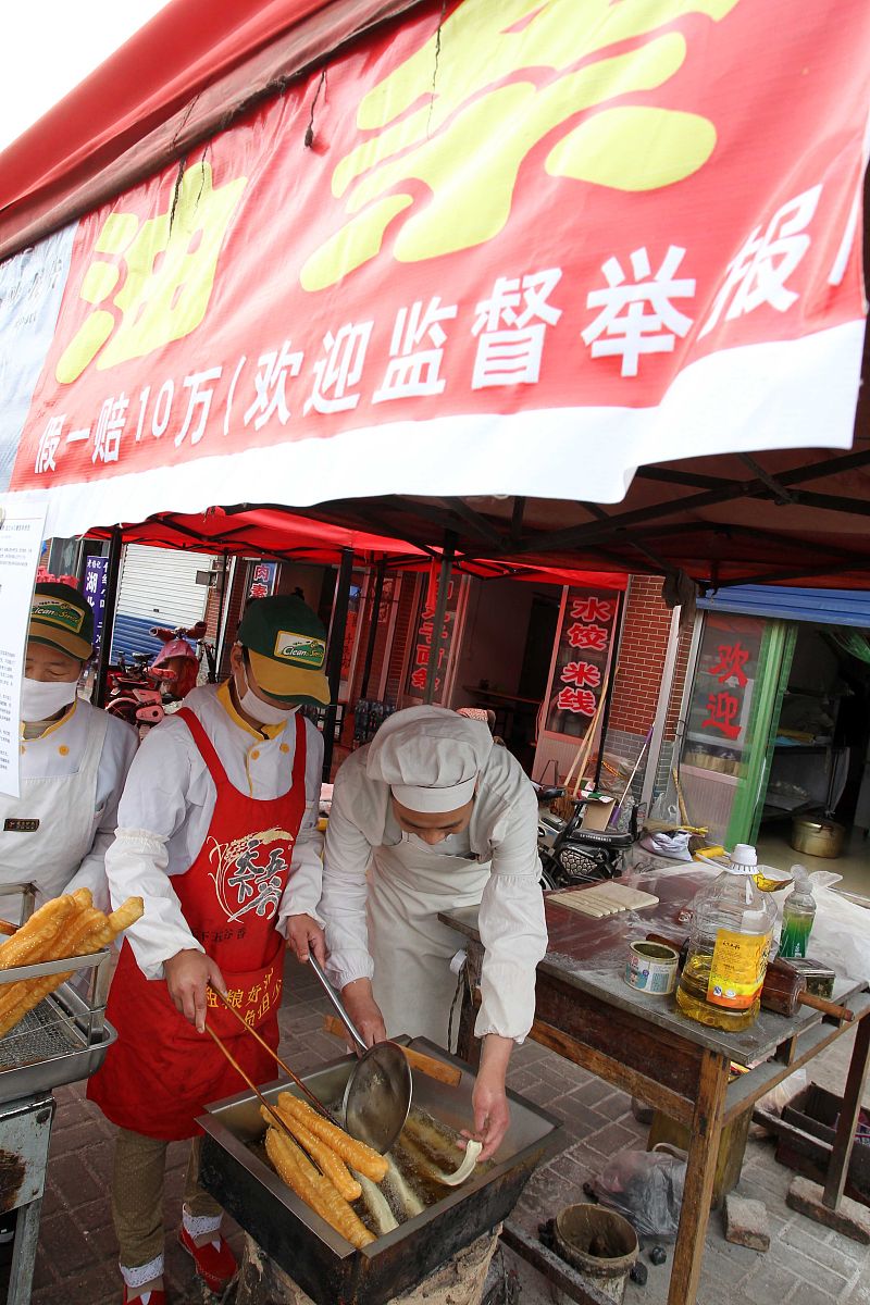 我现在想在中国的二线城市洛阳做摆摊生意卖手工辣条我现在没有任何经验请问你能帮我分析一下吗。