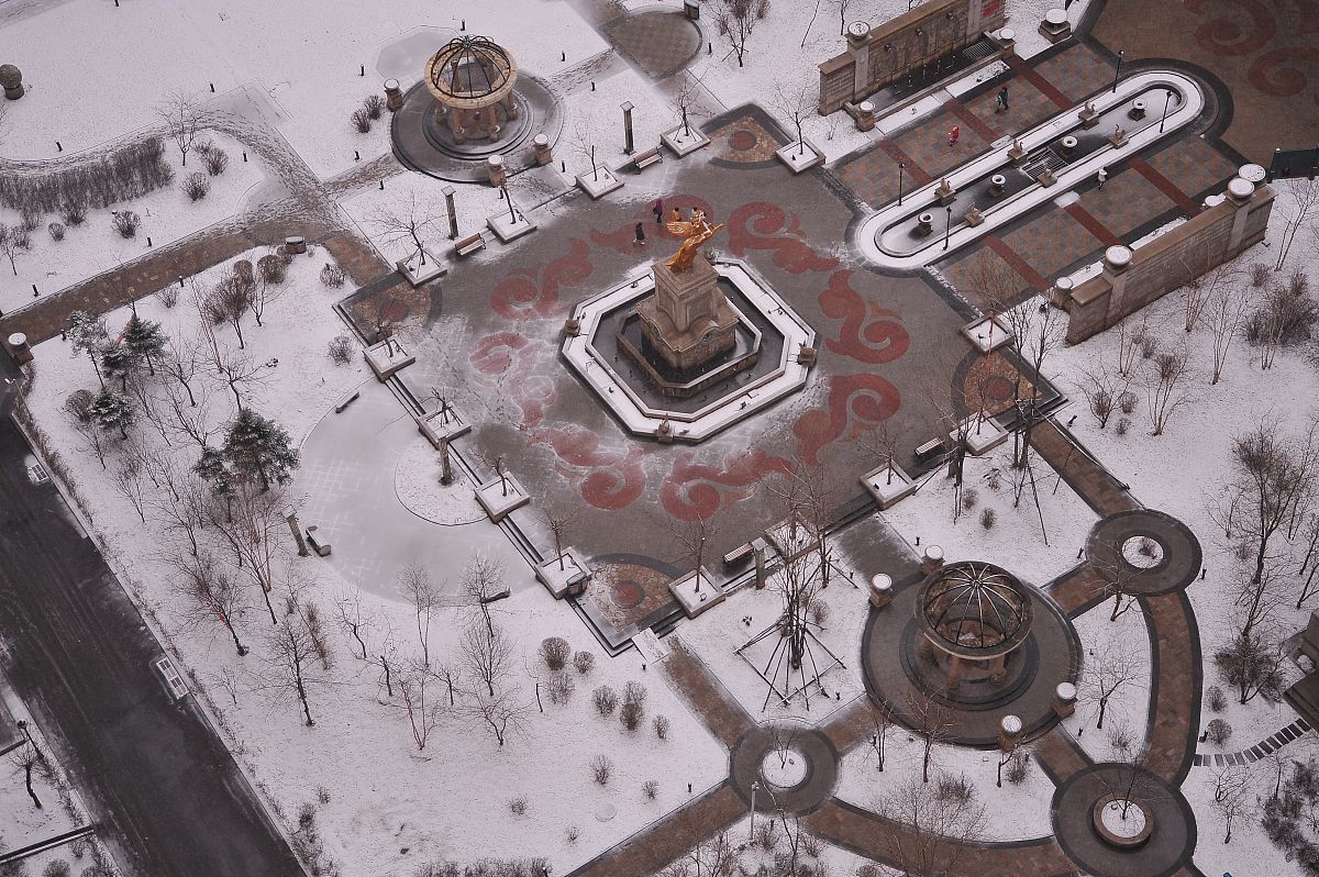 灰烬游戏-末日生存手游，挑战你的生存智慧！