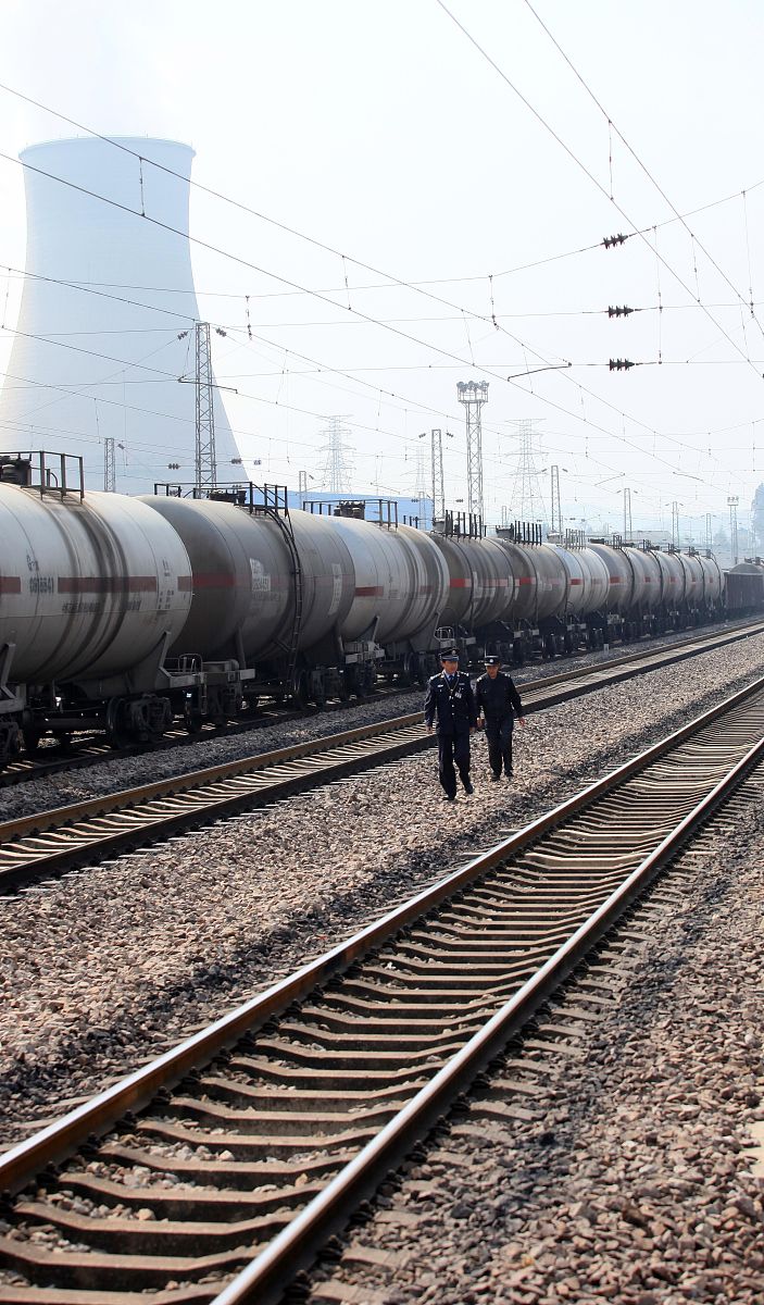 昆明铁道职业学校 vs 云南高铁学校：哪个更适合学习铁路专业？