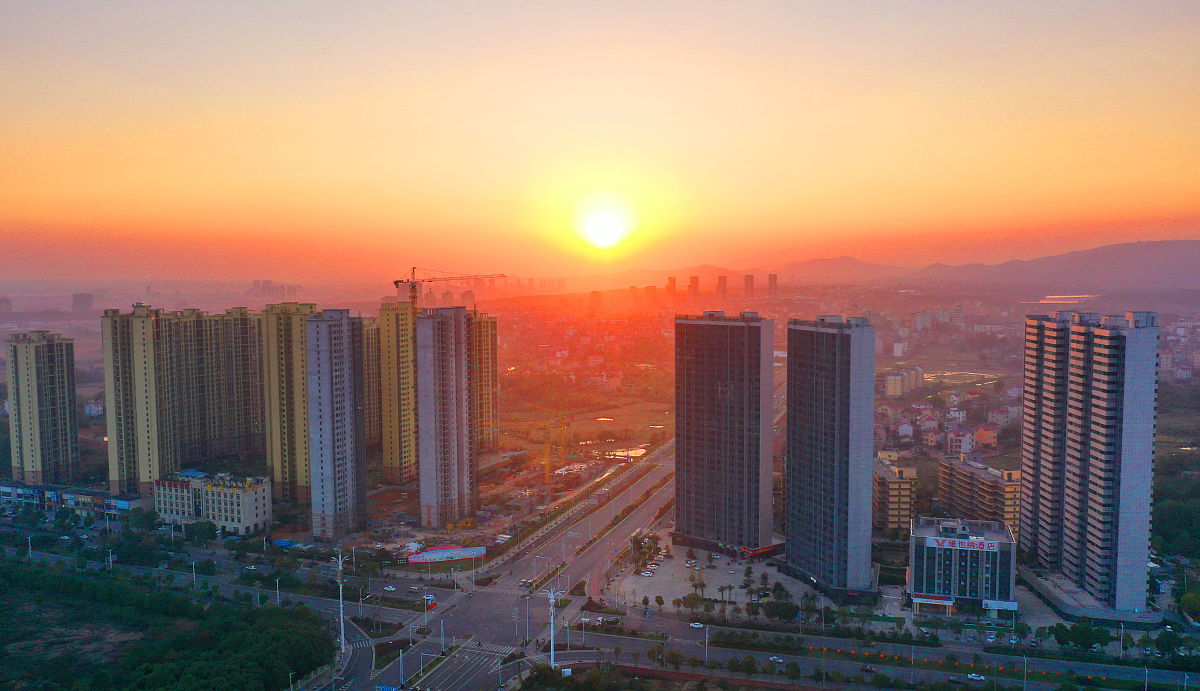 2021年12月5日,江西省吉安市,泰和县一住宅项目工地,夕阳西下,工程仍
