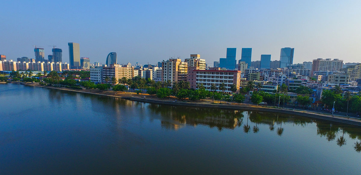 2016年5月2日,高空航拍海口红城湖及国兴大道大英山一带cbd.