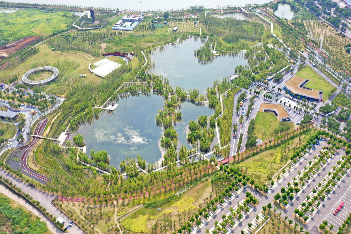 撰写题目为生态性背景下城市智慧公园的建造论文中的规划布局理念部分以济南市钢城区大汶河国家湿地公园为例