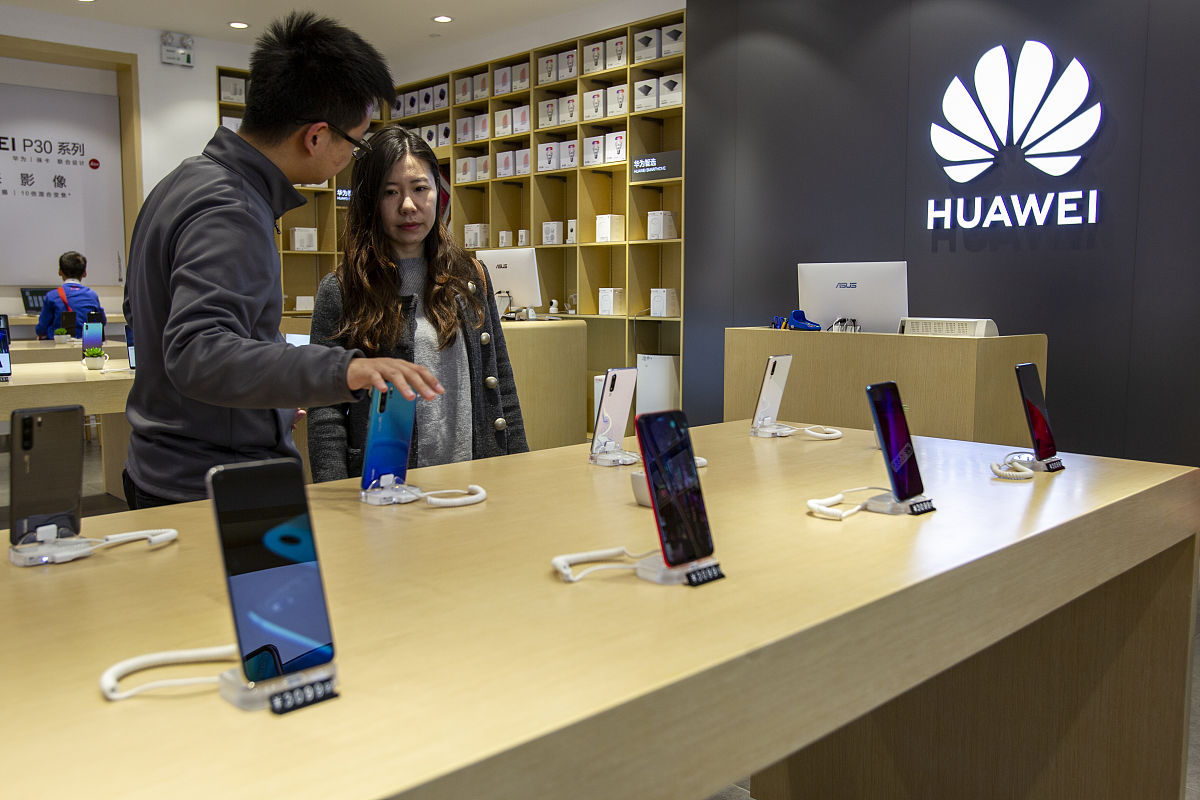 帮我用中文写一遍情景对话3000字人物是顾客和店员顾客进入店内说自己母亲手机坏了需要修回来知道修要花太多钱便决定买一台新手机在店员推荐完后顾客说想买便宜一点的后来在店员的推荐下顾客终于买到了合适的手机