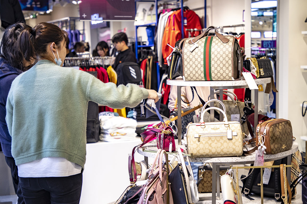 中老年网购时最喜欢服饰和鞋类品类的商品具体有哪些请具体分析说明