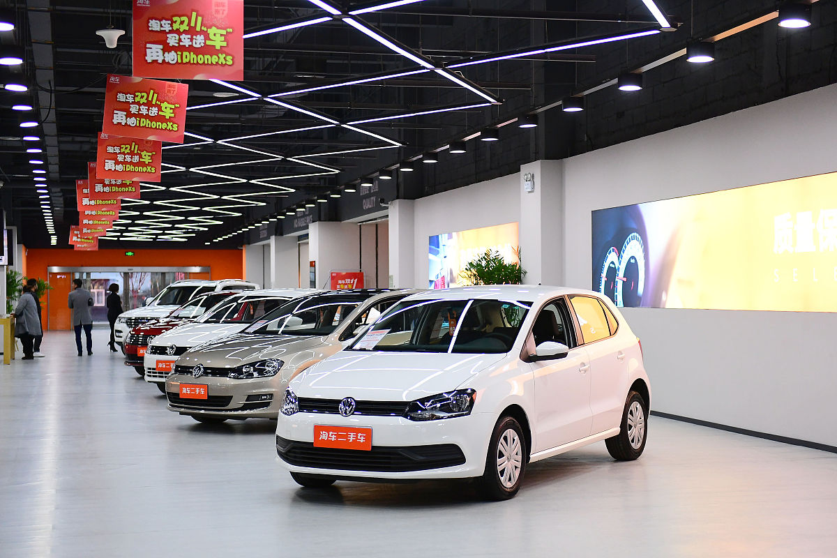 2018年11月23日,辽宁沈阳,市民在淘车二手车体验店淘车.