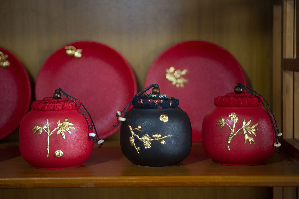 2020年12月19日,浙江宁波,"泥金三少"们制作的泥金彩漆工艺品.