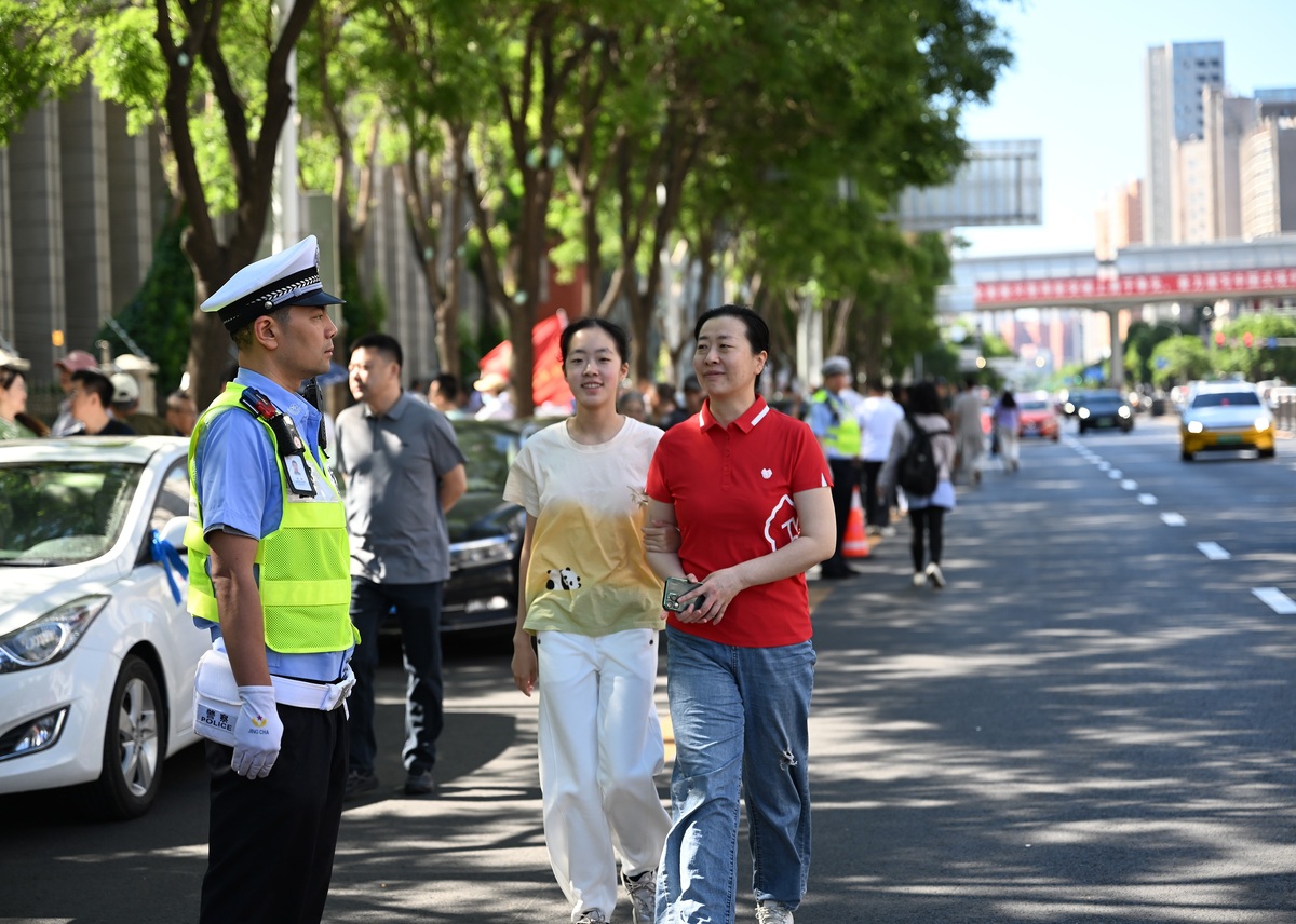 2023年高考就要到了你是天门交警编辑以2022年高考即将拉开帷幕为切实做好高考期间的道路交通保畅工作确保考生出行顺利哈尔滨市公安局交警部门全警动员优化交通组织、净化交通秩序、强化宣传提示多举措护航高考出行路营造良好交通环境。同时提示市民做到少出行、多绕行自觉为高考让路共同助力广大考生金榜题名！为例写一篇导语