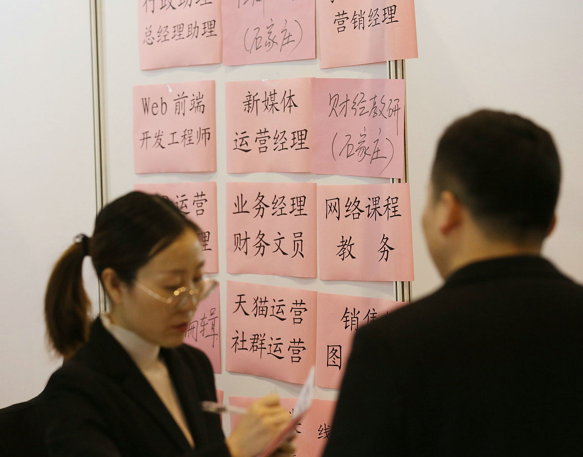 你是一个有四五年审计工作经验的求职者你现在要应聘新闻类新媒体信息技术公司的项目管理专员岗位请你回答面试官：你了解项目管理岗涉及的行政工作吗口才、合同资料管理、组织能力如何提示：针对新闻媒体的特点结合自己的实践经验来表述