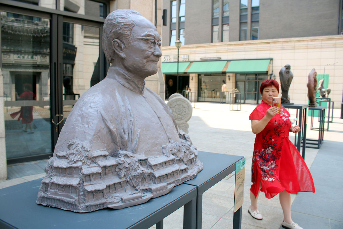 2020年9月7日,江苏苏州,观众在2020中国青年雕塑艺术展上欣赏展品.