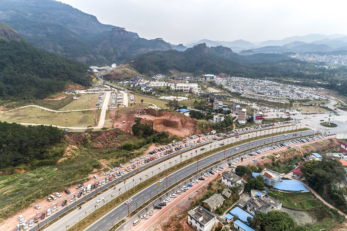2019年2月9日,广西玉林,当景区里面的停车位无法满足游人时,外面的景