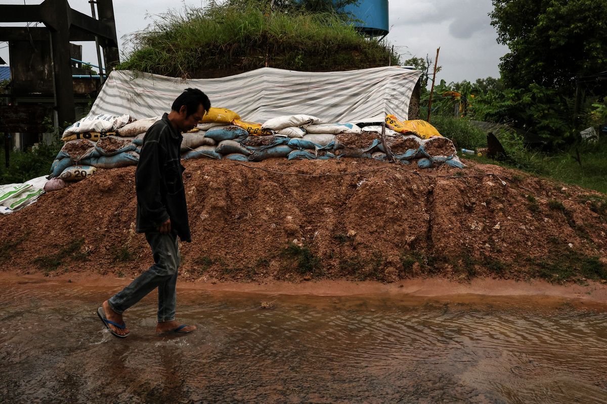 某施工单位在建设高速公路时，将建筑垃圾和建筑材料堆放在未被征用的农田里，农民与其多次商讨未果后，便私自把建筑材料变卖，以补偿地里的青苗损失。施工方知悉后要求
农民归还物料，双方为此发生冲突。如果你是乡政府的一名工作人员，领导派你去处理此事，你将怎么办？