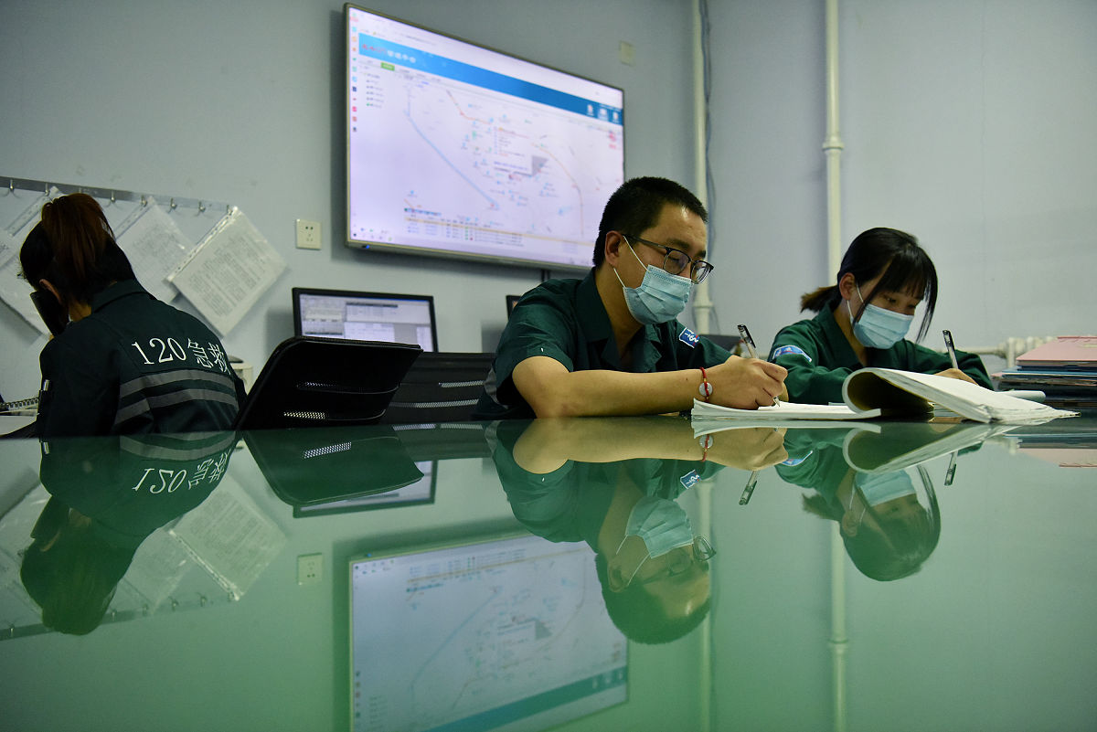 这是要求：完成财会职业能力养成平台提供的全部业务操作。 2课程实训的成绩由系统成绩、教师评分两部分组成。 3存档材料要求 1资产负债表、利润表 2成绩截图 3课程设计结果分析与改进意见采用总分总的形式先对平台业务、特点进行介绍然后分岗位介绍实操过程中的经验与教训最后汇总感想字数不少于2500字