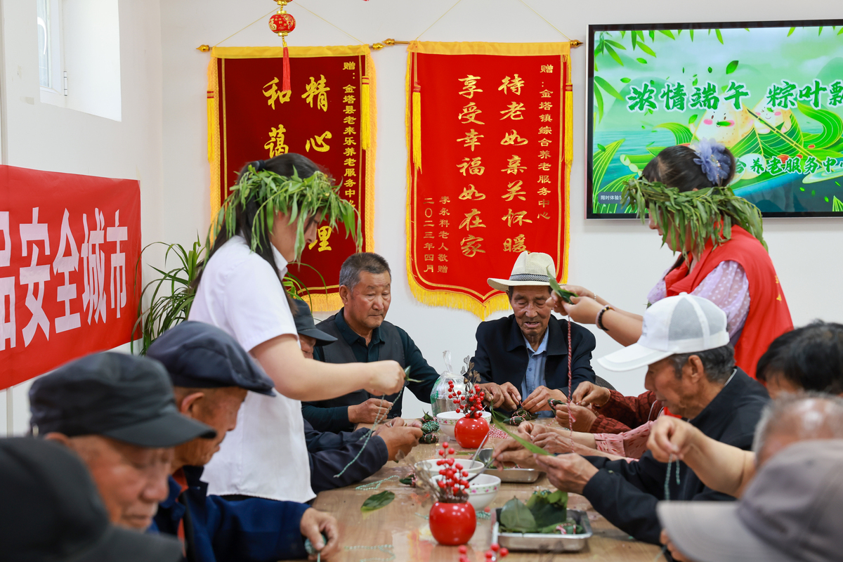 请帮我起一个10月敬老活动主题有鲜明特色的