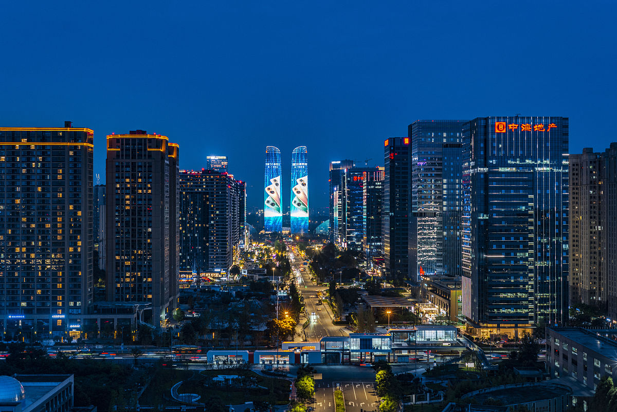 2021年06月25日,成都人气地标,金融城双子塔亮灯夜景.