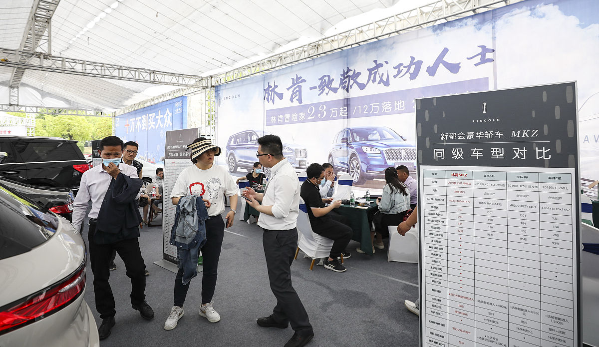 请给我列举20个封闭性问题关于在4S店直播时发生的