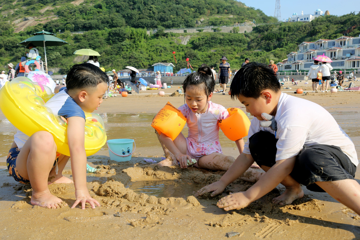 游乐场的沙坑里童童正拿着一把铲子在玩沙子可乐看见了也想玩询问童童不同意可乐要怎么才能加入