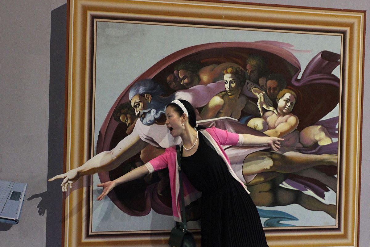 国外插画师与革命历史：作品案例与分析