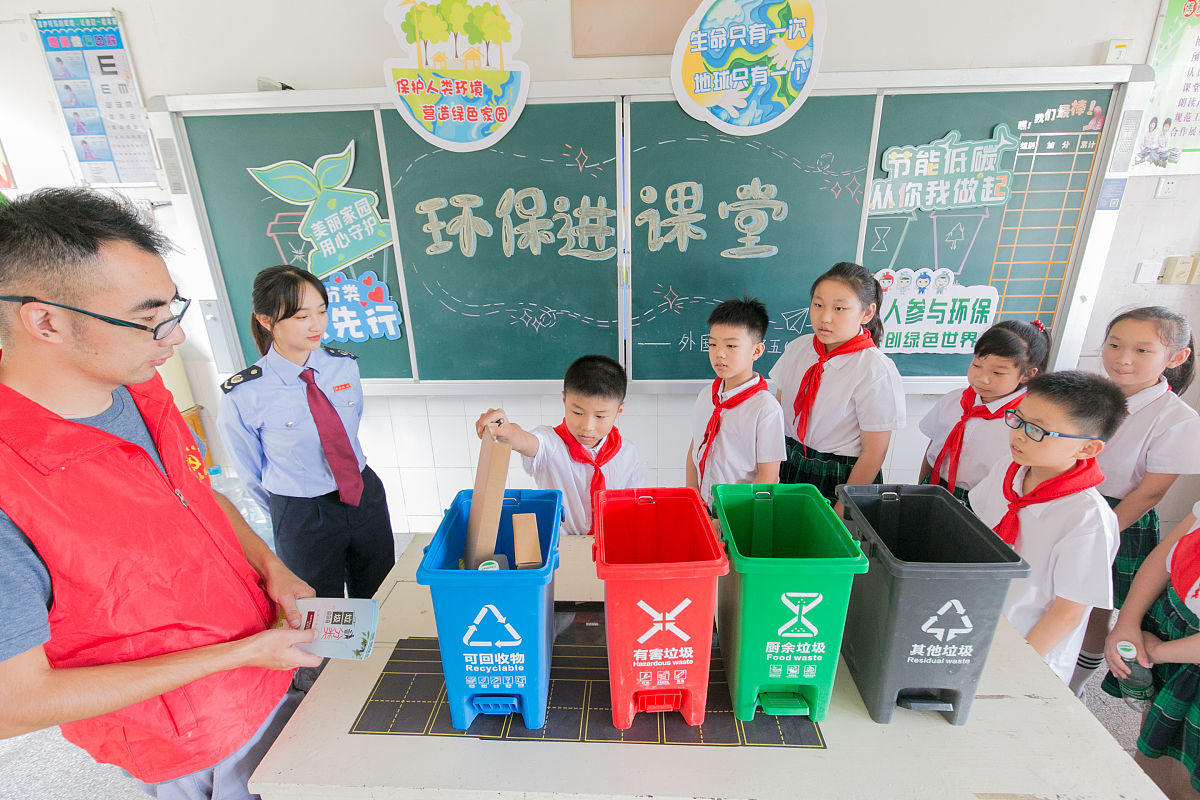 写一个有时长和场景的关于无废校园宣传的脚本