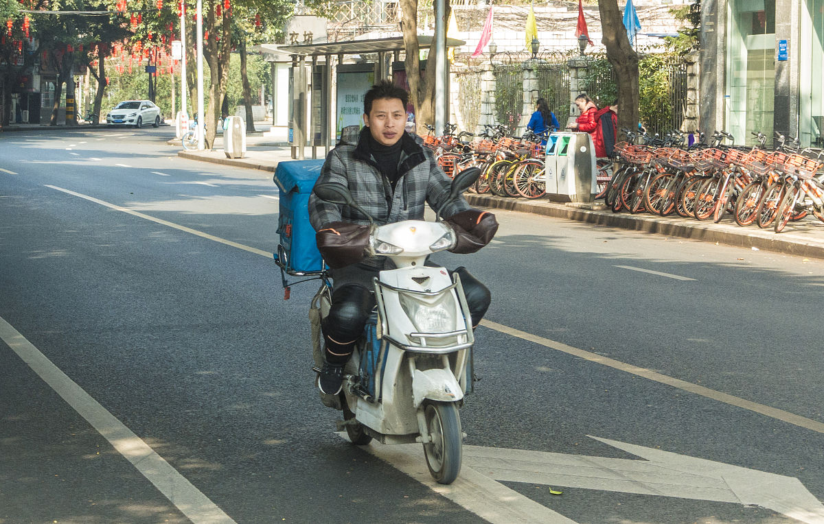 2019年2月4日,四川成都.春节是阖家团圆的时候,而街头还有一群外卖小