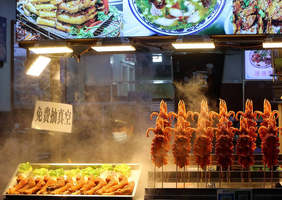 2022年1月23日,西安回民街逐渐恢复正常生活秩序,部分店铺开门迎客.