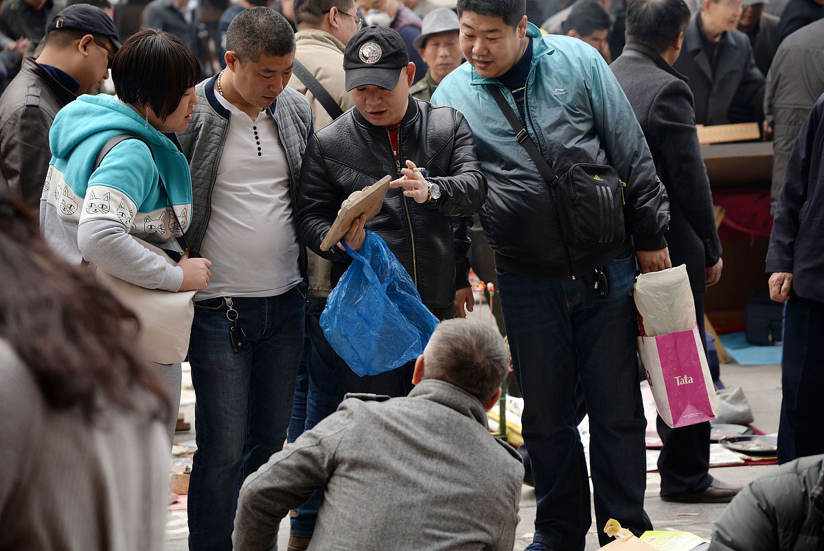 2017年03月11日,河北省邯郸市, 收藏爱好者在第二十届全国古玩艺术品