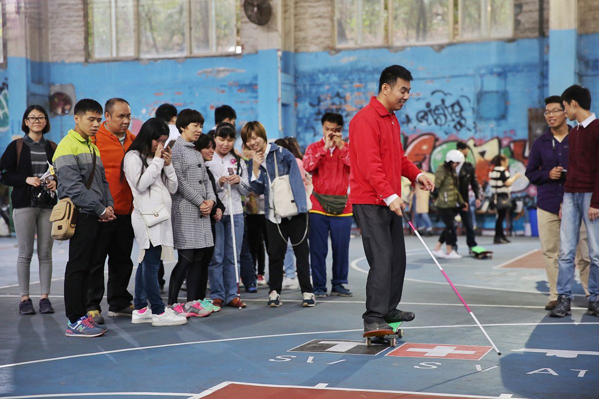 全国首个盲人滑板爱好小组成立当天的活动中,阿冲正身先士卒的尝试独