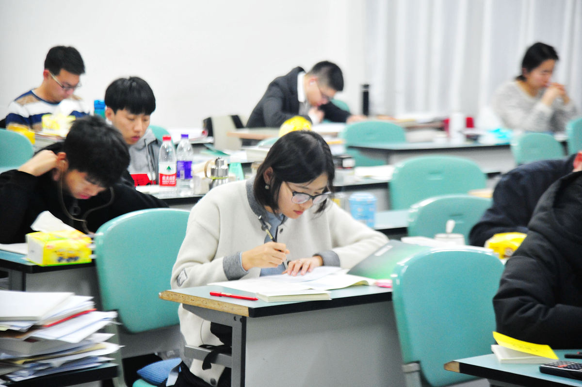 2018年12月20日,青岛,在中国海洋大学,图书馆,自习室,楼道都是考研生