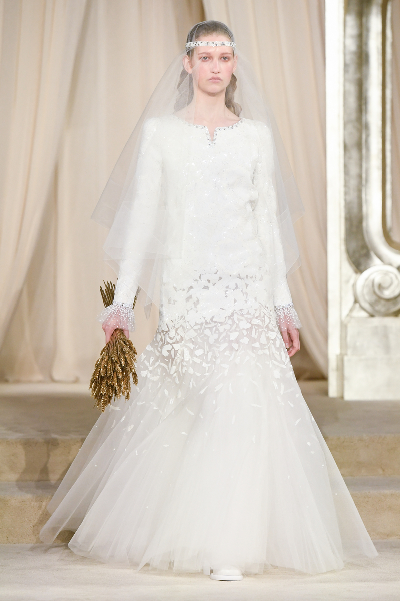 白色流苏服装：时尚潮流新宠