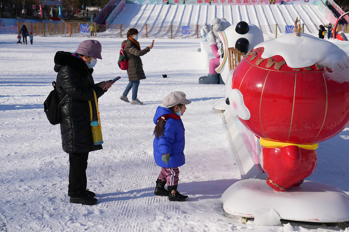 2021年12月31日,北京陶然亭公园,游客正在畅玩冰雪.当日,随着北京2022
