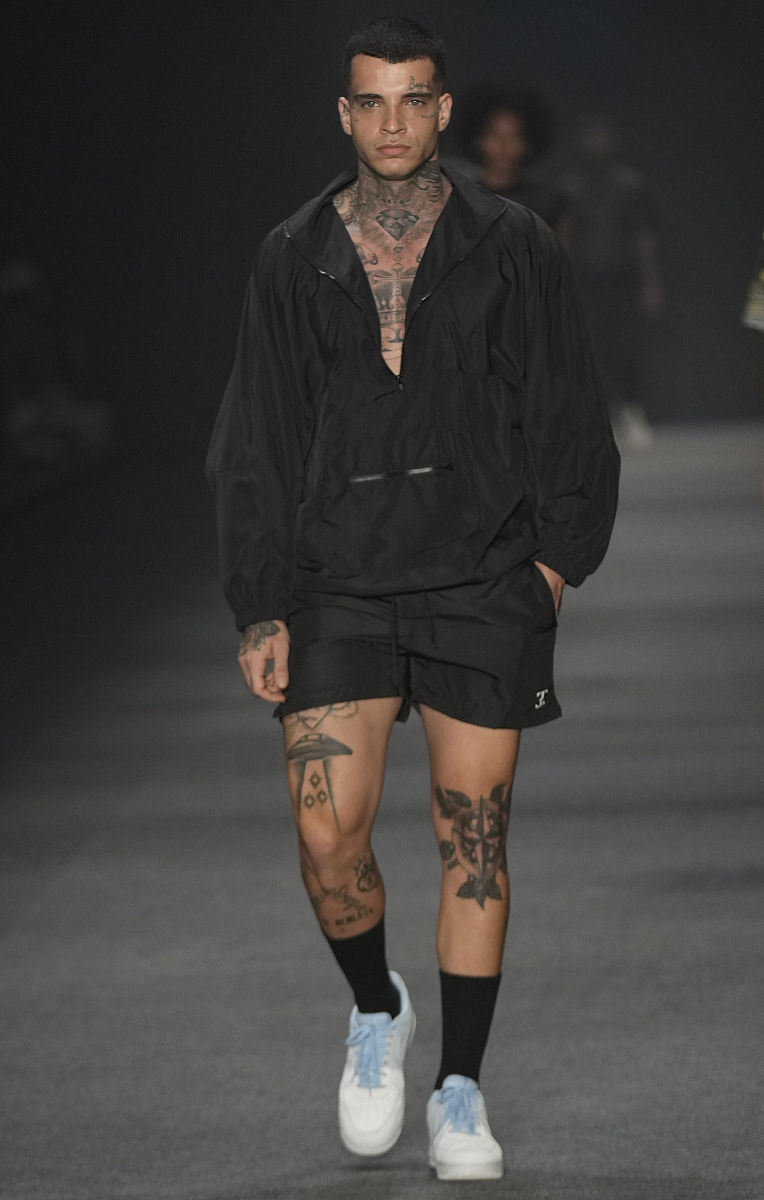 当地时间2021年11月18日,巴西圣保罗,torinno 品牌秀场.a model wears