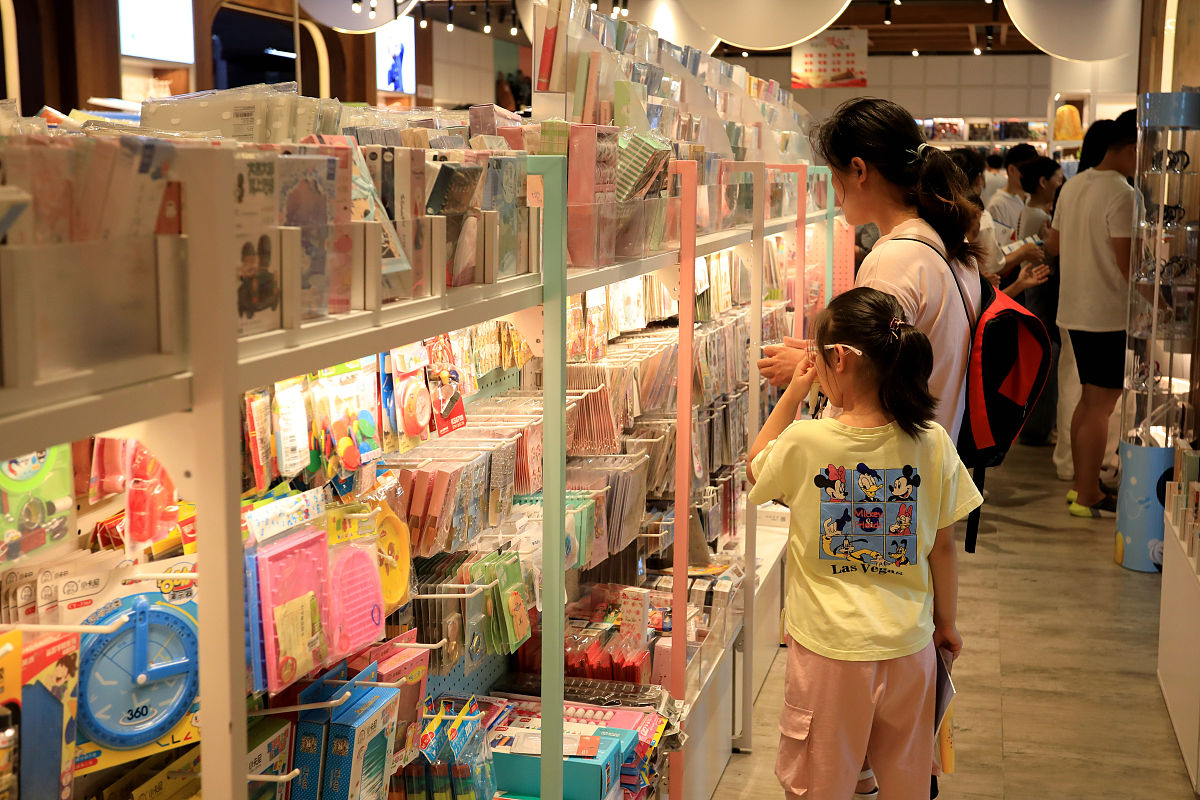 2020年8月29日,江苏淮安,市民在书店选购图书和学习用品.