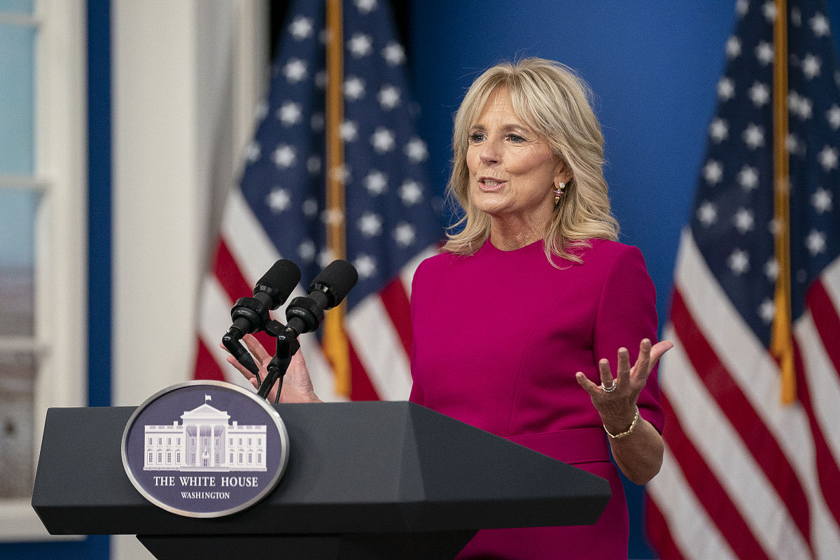 描述川普是我们村妇女主任工作踏实100字