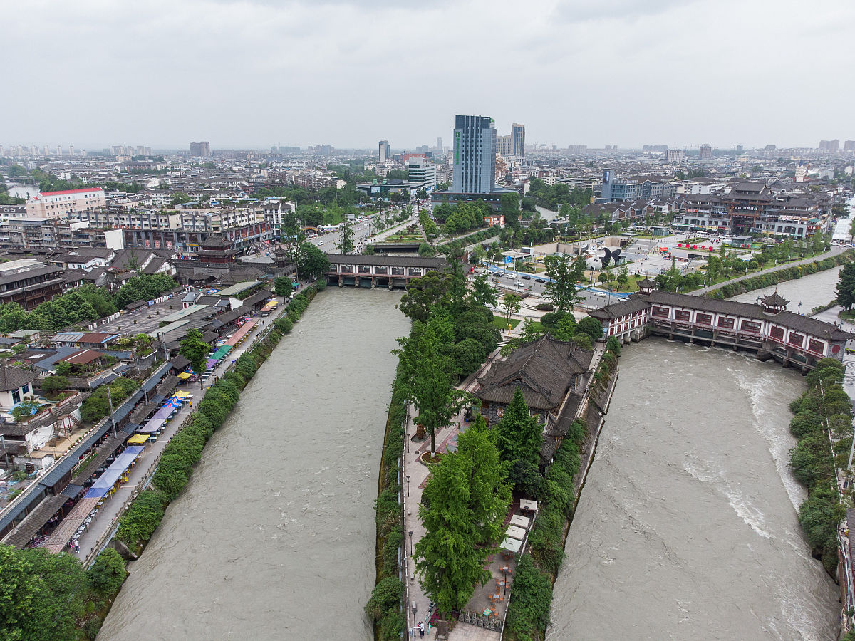 2021年5月5日,成都,在四川省都江堰市拍摄的古城区一景.