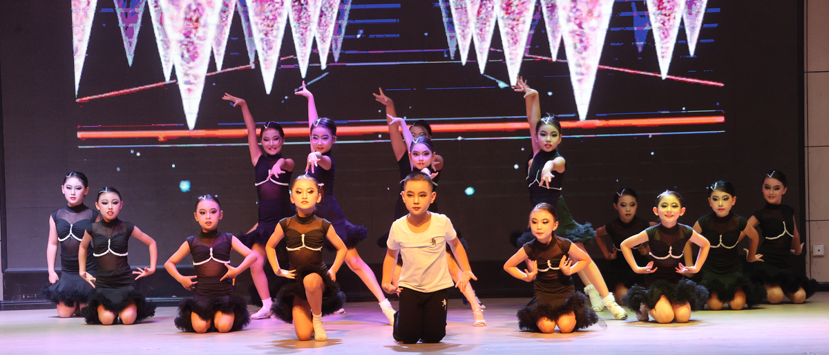 形体舞表演：感受韵律与美感