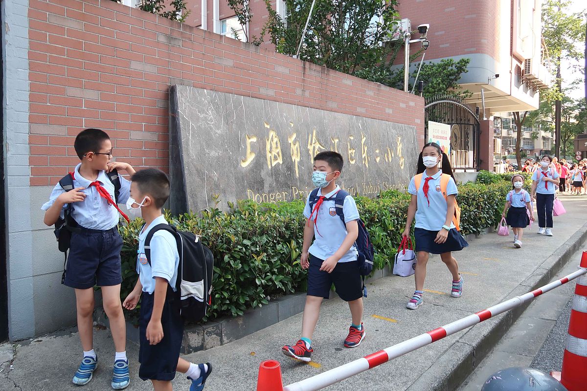 2021年9月1日,上海徐汇区东二小学学生进校.