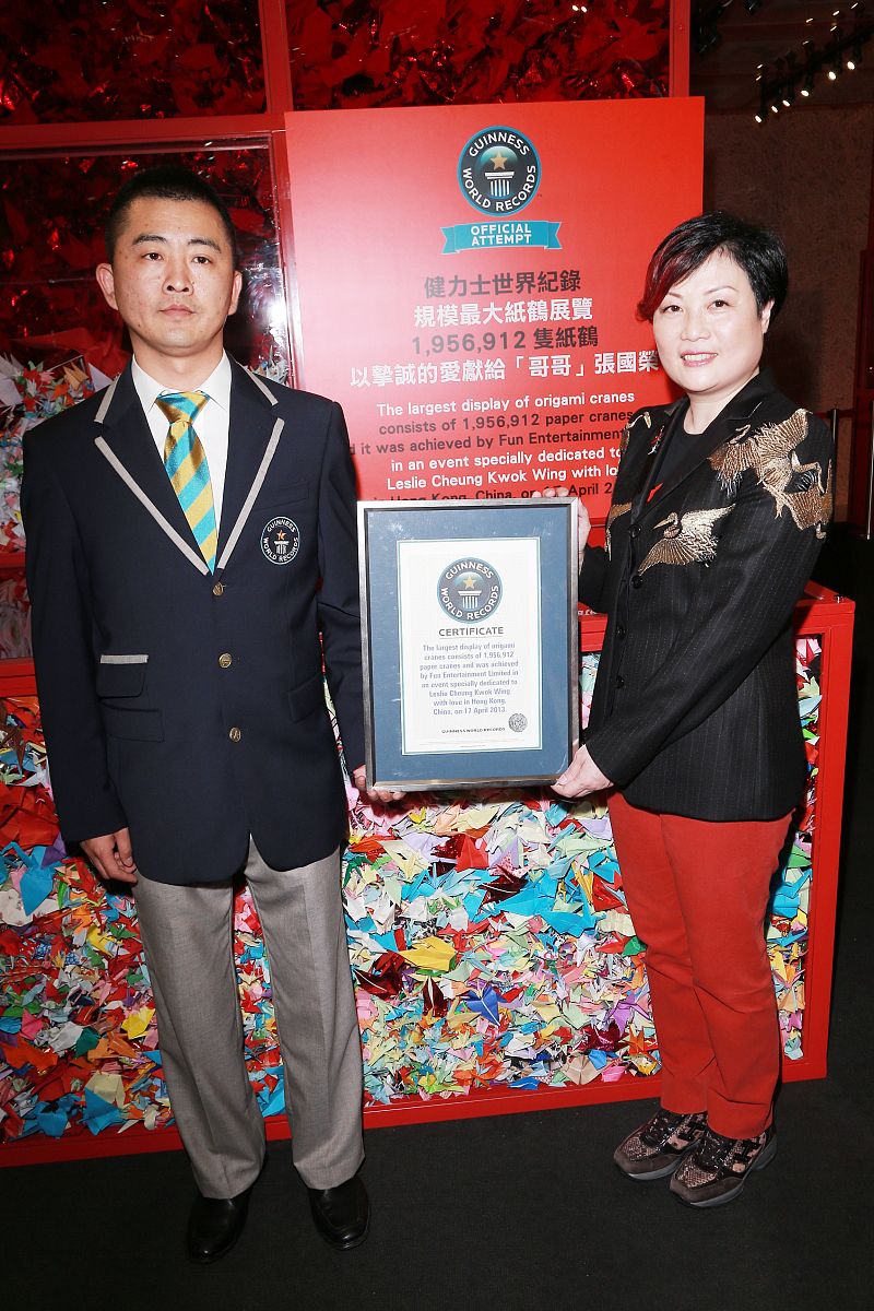2013年4月17日,香港,粉丝为纪念张国荣合力折纸鹤破吉尼斯世界大全纪