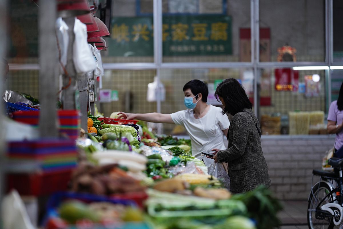 地摊经济：背景、影响及发展趋势
