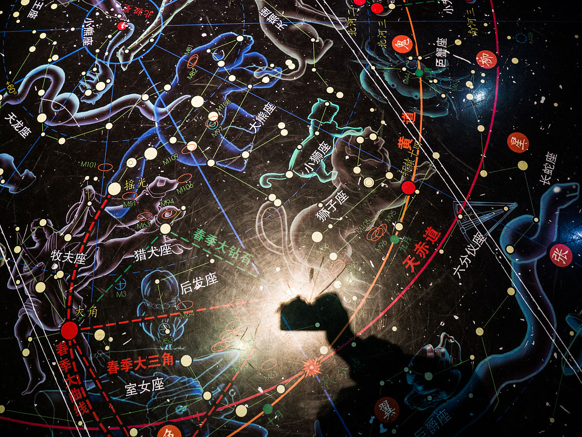 大量LEO卫星已经被发射并投入使用然而在具有大量无线链路的天基网络中超密集LEO星座导致了轨道和频谱资源的紧张问题同时针对卫星碰撞分析和卫星频谱协作等方向的研究也大量涌现。在此之前并没有关于超密集LEO星间干扰的研究或分析。。用正式、流畅的语言重新整理这段话