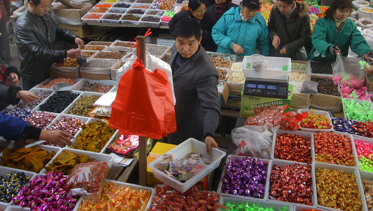 2006年01月16日,江苏省南京市,一家大市场里消费者购买糖果蜜饯等年货