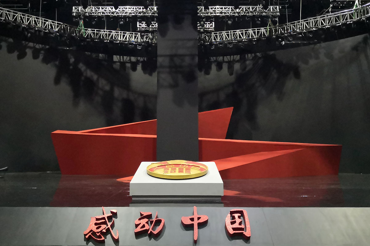 2020感动中国：回顾那些温暖人心的瞬间 | 精美PPT模板