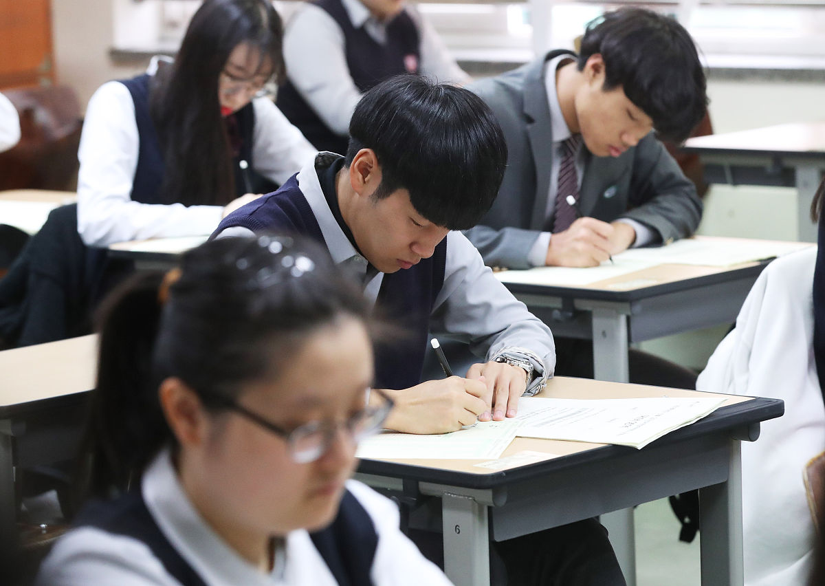 当地时间2018年10月16日,韩国水原市,高三学生正在参加今年高考前的最