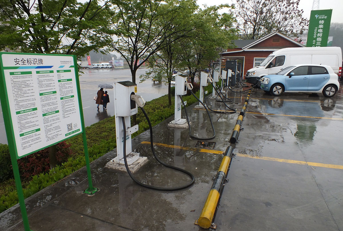 电动汽车充电站选址关键影响因素分析