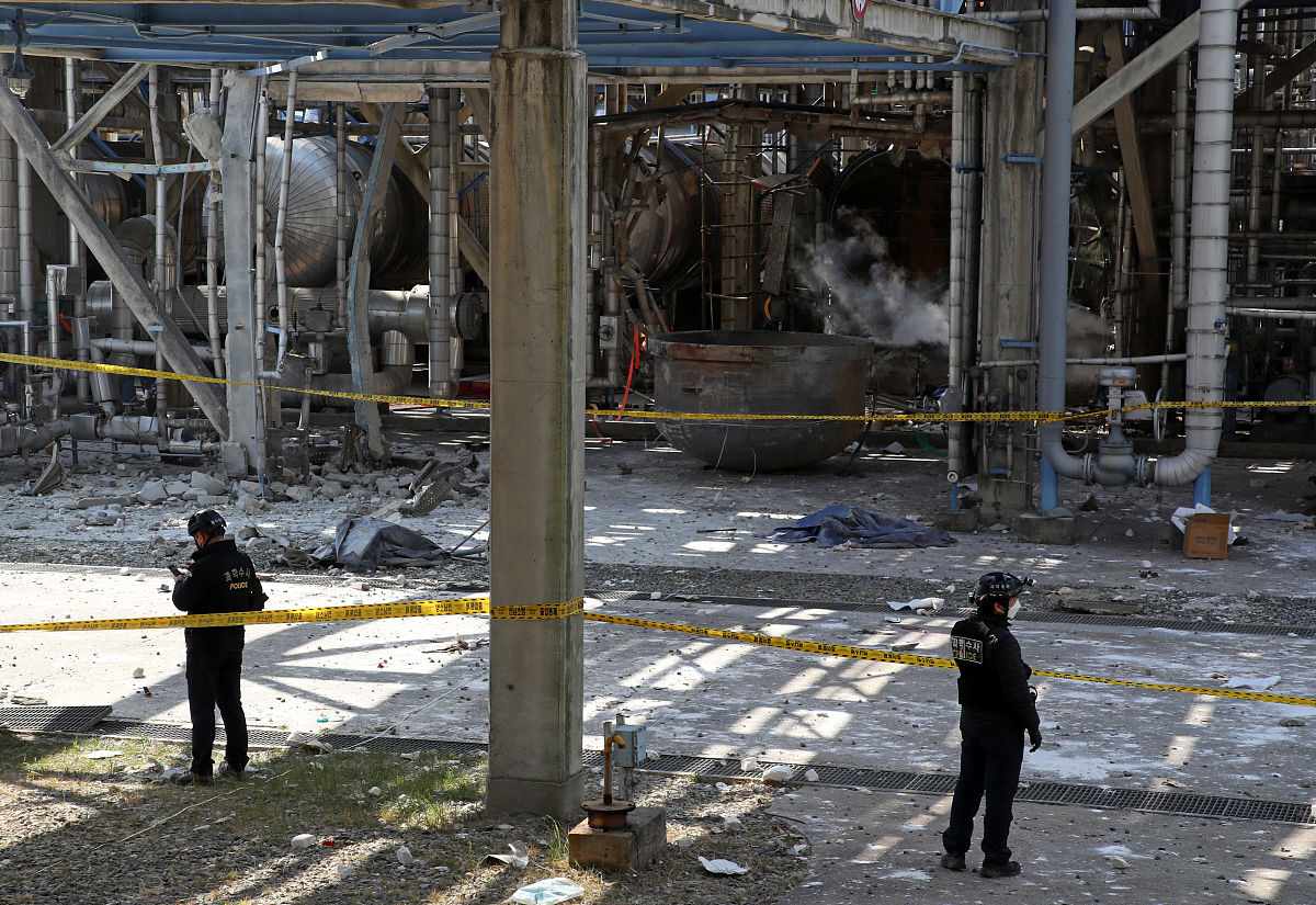 根据北溪天然气管道爆炸请以德国代表视角就本新闻向记者作出声明声明500字尊敬的记者们我们德国政府对北溪天然气管道爆炸事件深感震惊和悲痛。我们对这起事故中遇难者和受伤者表示哀悼和慰问同时也对涉事公司和相关责任人表示强烈谴责。北溪天然气管道是一项重要的能源合作项目旨在保障欧洲国家的能源供应并推动经济合作。然而这次爆炸事件不仅造成了人员伤亡和巨大经济损失更对该合作项目和欧洲能源市场产生了负面影响。我们将