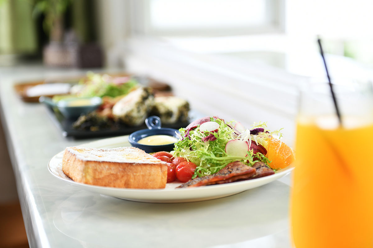 工作以来体重真的是一直在涨还是管不住嘴迈不开腿的问题！看着我的肚腩和大腿逐渐变得肉嘟嘟的都不太敢买紧身的衣服了。好不容易下定决心运动减肥但总是管不住嘴呀点外卖的时候不自觉的就想吃点 奖励一下自己下班还有各种聚餐、宵夜局什么的这点运动量对摄入的热量真的是微乎其微。然后跟朋友抱怨她立刻送了我一盒冰雪容七号让我试试说具有饱腹控糖、食养塑形等功效这款冰雪容七号效果真的绝最为一款轻食代餐有很强的饱腹感我现在