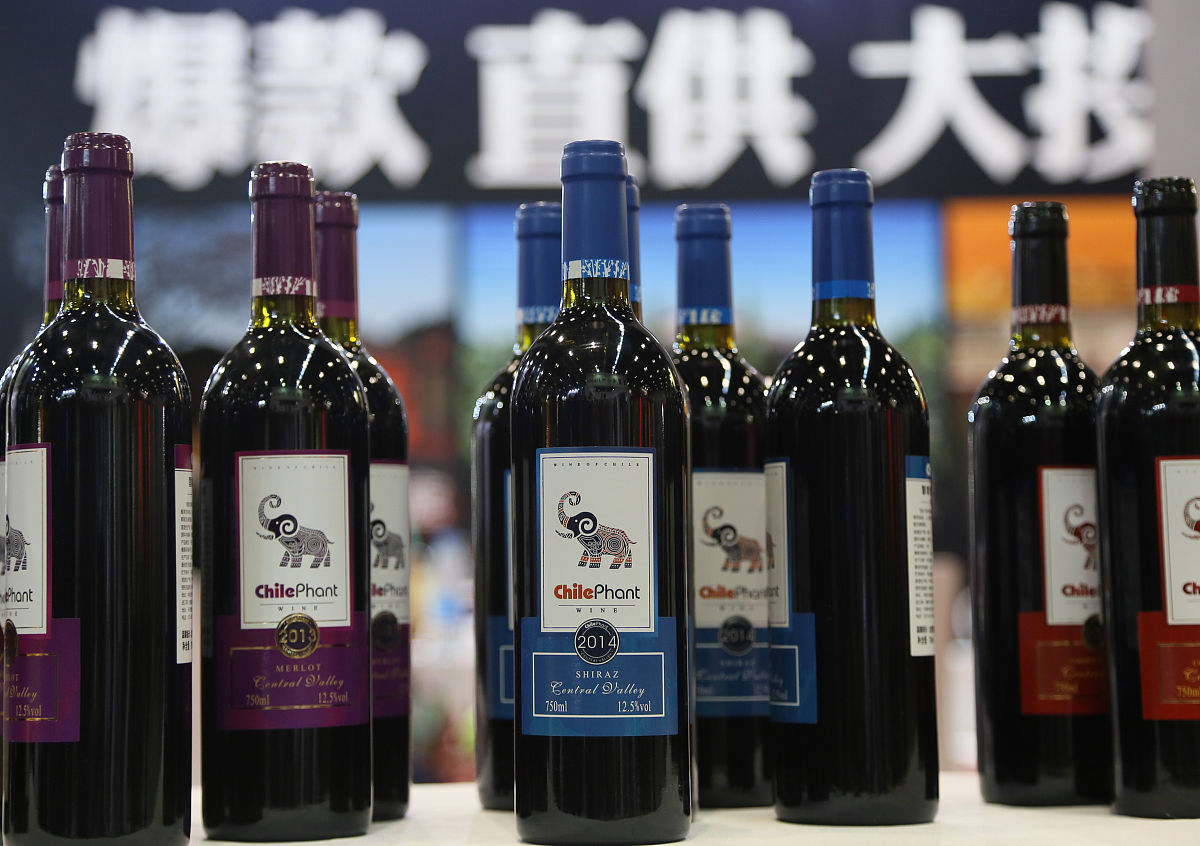 现在我在做一款新的产品主要针对酒店、景区、温泉这种综合体型的客户提供线上私域直销系统。请你帮我给这个产品起一个名称并且趋向互联网年轻化至少提供30个给我参考